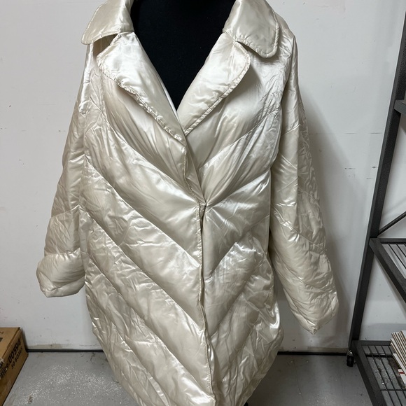 Brand New! Women’s cream puffer jacket- Ava and ViV size 4X - Picture 2 of 10